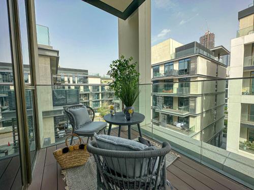 HiGuests - Charming Retreat in CityWalk With Balcony and Pool