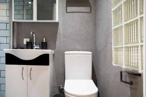 een badkamer met een toilet en een wastafel bij Lovely House with Sea View and Backyard in Izmir