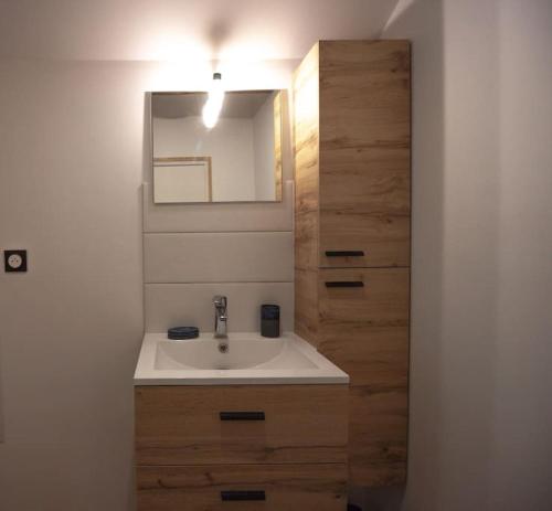 La salle de bains est pourvue d'un lavabo et d'un miroir. dans l'établissement La Grange de Johanni, à Davayé