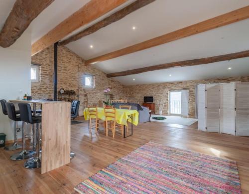 un salon avec une table et des chaises jaunes dans l'établissement La Grange de Johanni, à Davayé