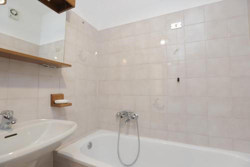 uma casa de banho com um chuveiro, uma banheira e um lavatório. em De chì e de là em Sestri Levante