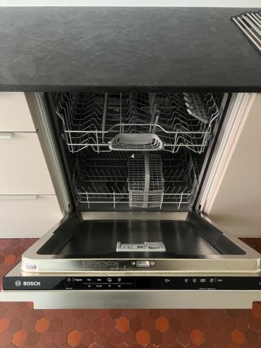 d'une cuisinière avec une porte ouverte. dans l'établissement Mandana, à Strasbourg