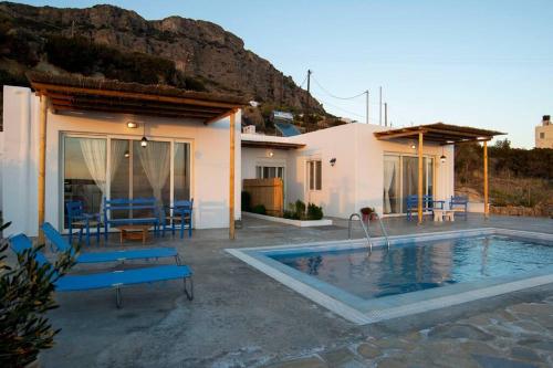 een villa met een zwembad voor een huis bij Sea view Villa in Koutsounari