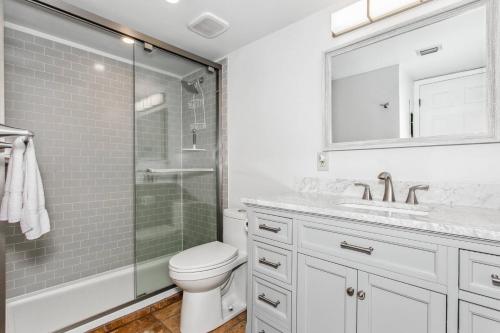 een badkamer met een douche, een toilet en een wastafel bij Santa Rosa Dunes 923 in Pensacola Beach