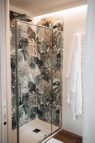una doccia in bagno con parete di piante di Sea Breeze a Caorle
