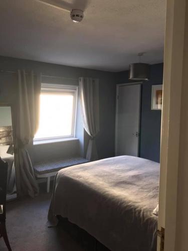 Ένα ή περισσότερα κρεβάτια σε δωμάτιο στο Skyline Guesthouse