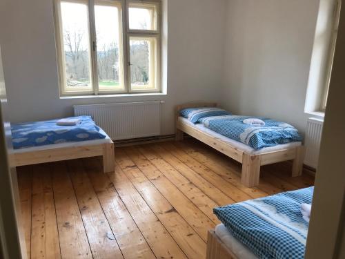 Postel nebo postele na pokoji v ubytování Dvůr bude