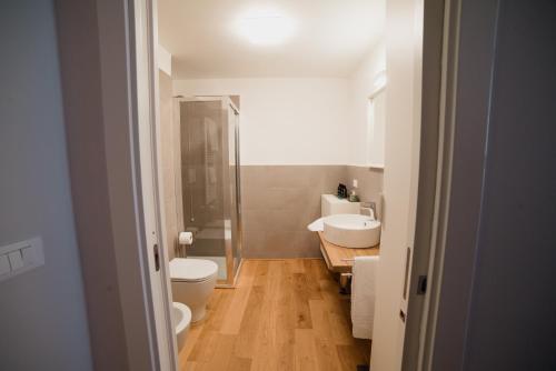 ein kleines Bad mit WC und Waschbecken in der Unterkunft Rolli Dream in Genua
