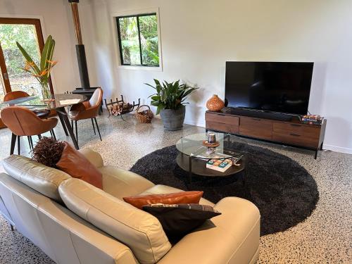 Studio@Mimburi. Eco-luxe studio and amazing views!にあるテレビまたはエンターテインメントセンター