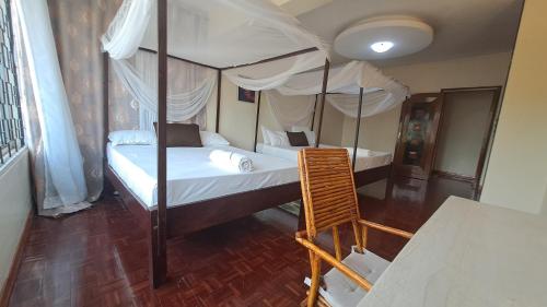 1 Schlafzimmer mit 2 Etagenbetten und einem Tisch in der Unterkunft Ary Beachfront Homestay Nyali- On Mombasa Beach in Mombasa