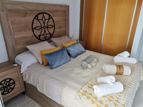 1 dormitorio con 1 cama con toallas en The Perfect Front Beach, en Almerimar