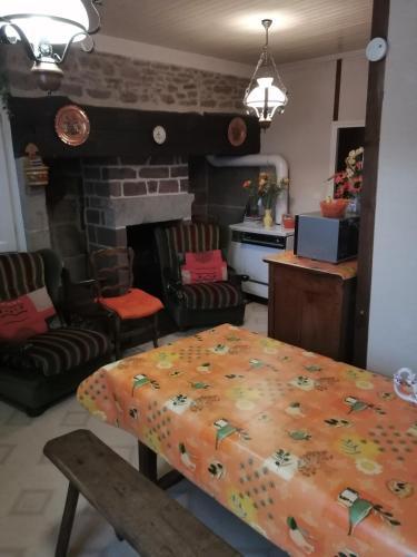 un salon avec une table et une cheminée dans l'établissement Lanteuil Maison de vacances à côté de brive et collonge la rouge, à Lanteuil