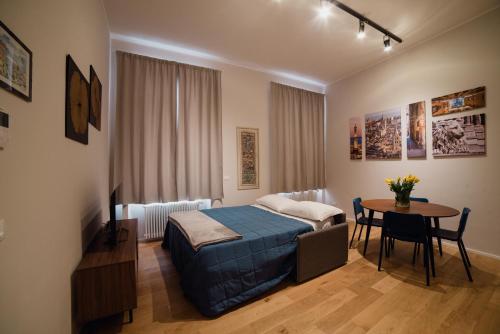 ein Schlafzimmer mit einem Bett und einem Tisch darin in der Unterkunft Rolli Dream in Genua