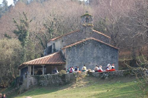 a group of people sitting on top of a building at Gestiona2R - Casa en Colombres centro in Colombres