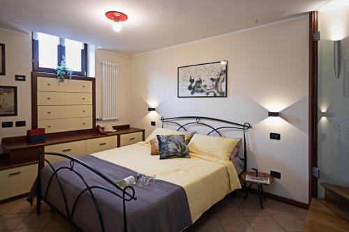 - une chambre avec un lit et une commode dans l'établissement IL BORGO 48 - Regarda Travel, à Bardolino