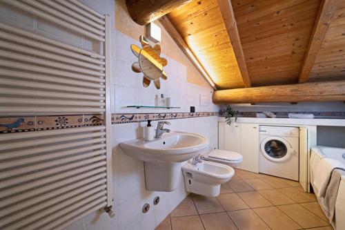 La salle de bains est pourvue d'un lavabo et de toilettes. dans l'établissement IL BORGO 48 - Regarda Travel, à Bardolino