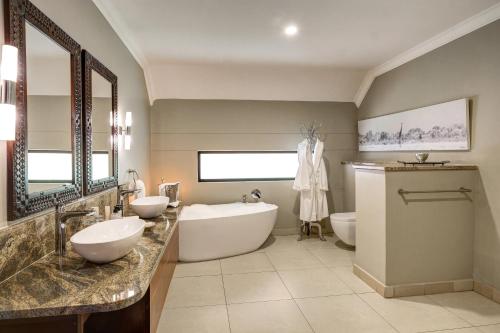 Ett badrum på Ilala Lodge Hotel