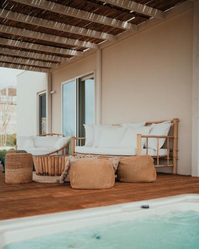 a room with a bed and a bath tub at Methe in Lizzano
