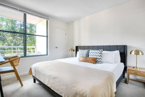 um quarto com uma cama, uma secretária e uma janela em Waterfront S Beach 2BR w Pool Tennis Spa SFO-427 em São Francisco