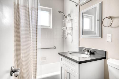 uma casa de banho branca com um lavatório e um chuveiro em San Mateo 1br w pool wd easy access to 101 SFO-1132 em San Mateo