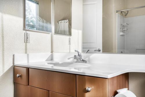 Ένα μπάνιο στο San Jose 1BR w Pool Gym Spa nr Diridon Stn SFO-926