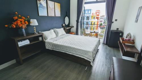 a bedroom with a bed and a window at Thiên Ý Homestay in Phu Quoc