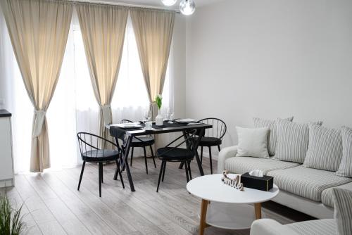 TEILOR Apartments 3 في فلورستي: غرفة معيشة مع طاولة وأريكة