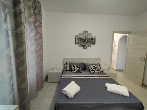 1 Schlafzimmer mit 2 Betten und einem Kronleuchter in der Unterkunft Holiday House Chiara in SantʼAntìoco