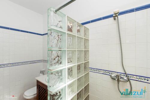 サン・ホセにあるVilla Luz del Puertoのバスルーム(ガラスドア付きのシャワー付)