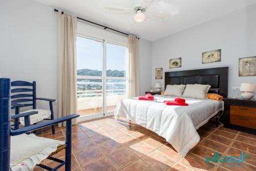 サン・ホセにあるVilla Luz del Puertoのベッドルーム(大型ベッド1台、大きな窓付)