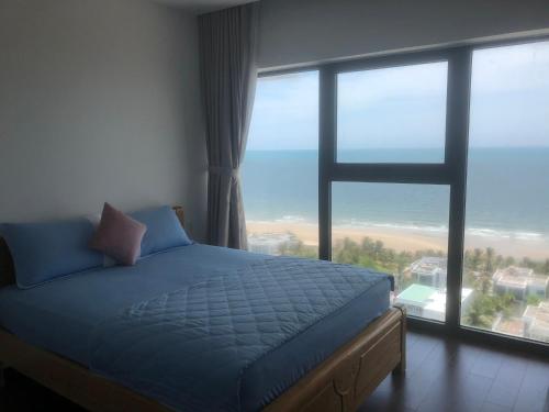 ein Schlafzimmer mit einem Bett und einem großen Fenster in der Unterkunft ARIA RESORT-FREE SWIMMING POOL, Relax by sea Hồ bơi miên phí và bãi tắm riêng, 40m ra biển in Vũng Tàu