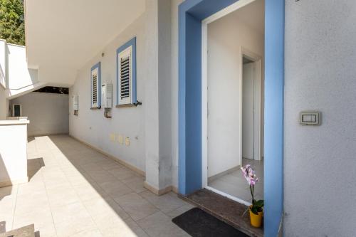 a hallway of a house with a blue column at Appartamenti Rocca 'Ja in Castelsardo