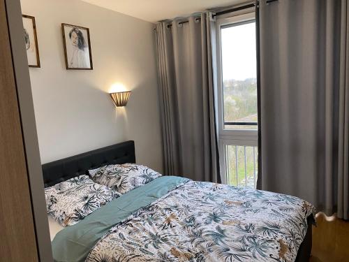 - une chambre avec un lit et une fenêtre dans l'établissement Apparemment 3 pièces très près de Paris, à Meudon