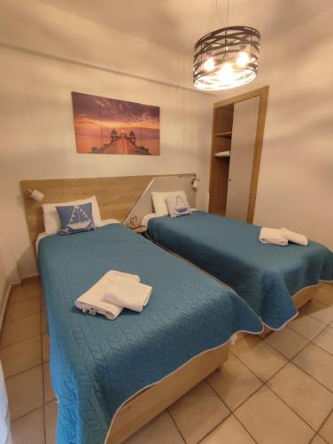 two beds sitting next to each other in a room at KSP Studios in Perea