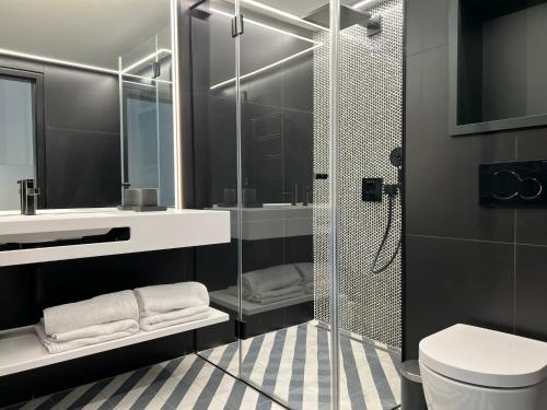 a bathroom with a glass shower and a toilet at Fesh Lofts in Vienna