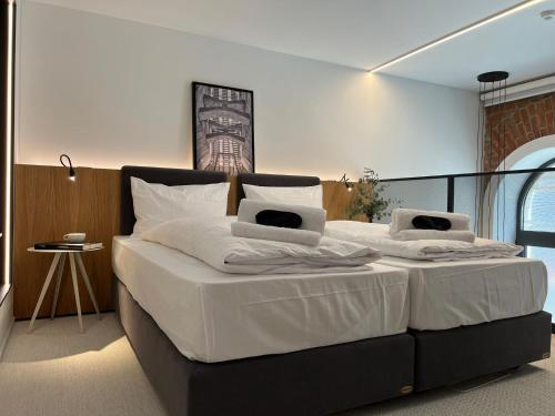 a bedroom with a large bed with white sheets and pillows at Fesh Lofts in Vienna
