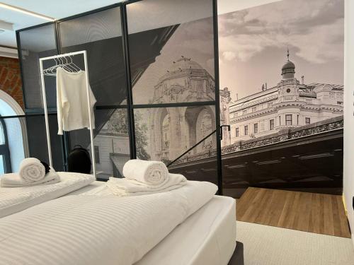 2 Betten in einem Zimmer mit Bild eines Gebäudes in der Unterkunft Fesh Lofts in Wien