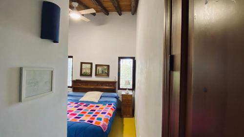 モネステリオにあるCasa Rural Sierra de Aguafría. Finca El Robledilloのベッド付きの小さな部屋とベッドサイドサイドサイドサイドサイドサイドサイドサイドサイドサイドサイドサイドサイドサイドサイドサイドサイドサイドサイドサイドサイドサイドサイドサイドサイドサイドサイドサイドサイドサイドサイドサイドサイドサイドサイドサイドサイドサイドサイドサイドサイドサイドサイドサイドサイドサイドサイドサイドサイドサイドサイドサイドサイドサイドサイドサイドサイドサイドサイドサイドサイドサイドサイドサイドサイドサイドサイドサイドサイドサイドサイドサイドサイドサイドサイドサイドサイドサイドサイドサイドサイドサイドサイドサイドサイドサイドサイドサイドサイドサイドサイドサイドサイドサイドサイドサイドサイドサイドサイドサイドサイドサイドサイドサイドサイドサイドサイドサイドサイドサイドサイドサイドサイドサイドサイドサイドサイドサイドサイドサイドサイ