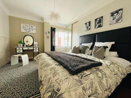 une chambre avec un grand lit et un miroir dans l'établissement La Poterie, à Carresse