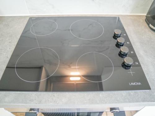 a stove top with circles on a counter top at Pass the Keys Beautiful flat near Nottingham city with parking in Nottingham
