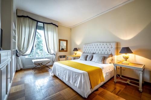 YID D'Azeglio luxury apartment في فلورنسا: غرفة نوم بسرير كبير ونافذة