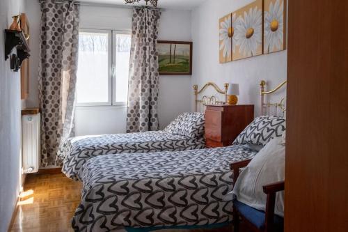 1 dormitorio con 2 camas y ventana en La Plata VUT LE 0614, en León