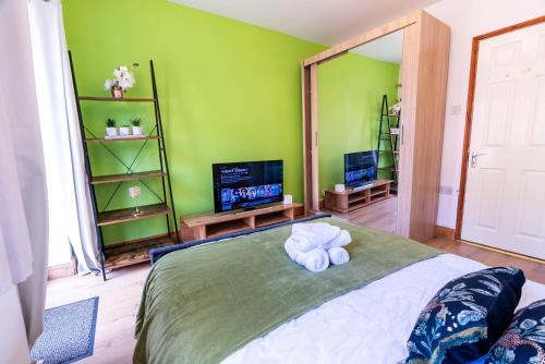 sypialnia z łóżkiem z ręcznikiem w obiekcie 090 Luxury 1 bedroom flat near Luton Town and station w Luton