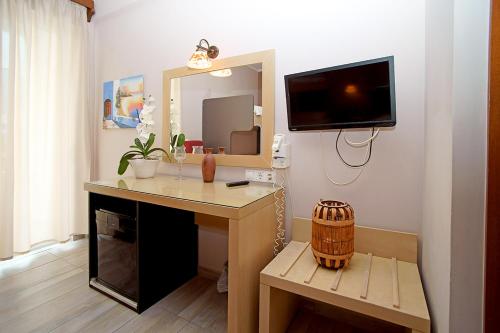 TV a/nebo společenská místnost v ubytování Kyparissia Beach Hotel