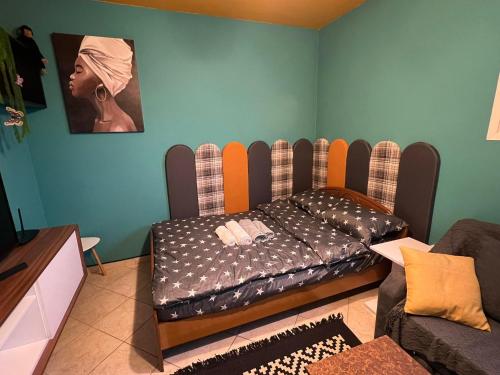 Habitación con cama de tipo futón en la esquina en Happy Colors House Xanthi, en Xanthi