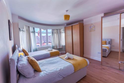Postel nebo postele na pokoji v ubytování Beautiful 3 bedroom house, Ashbnhm,Luton free parking