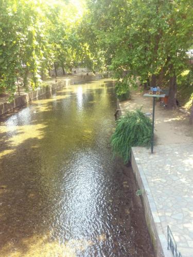 Θέα στο ποτάμι κοντά σε αυτή η παραθεριστική κατοικία