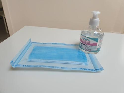 une bouteille de bouche assise au-dessus d'une table dans l'établissement studio near downtown and old port, à La Rochelle