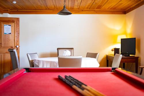 a room with a pool table and a bedroom at Hotel Rural Quinta do Juncal in Serra de El-Rei
