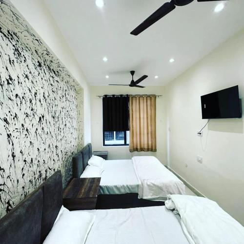 1 dormitorio con 2 camas y TV de pantalla plana en Ganpati hotal, en Amritsar